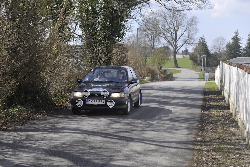 Hjallerup-parret Jesper Kold Burchardt og Dennis Kold Jensen er ét af mandskaberne i Himmerlandsløbet i deres Toyota Starlet fra 1993.
(Foto: Morten Alstrup)